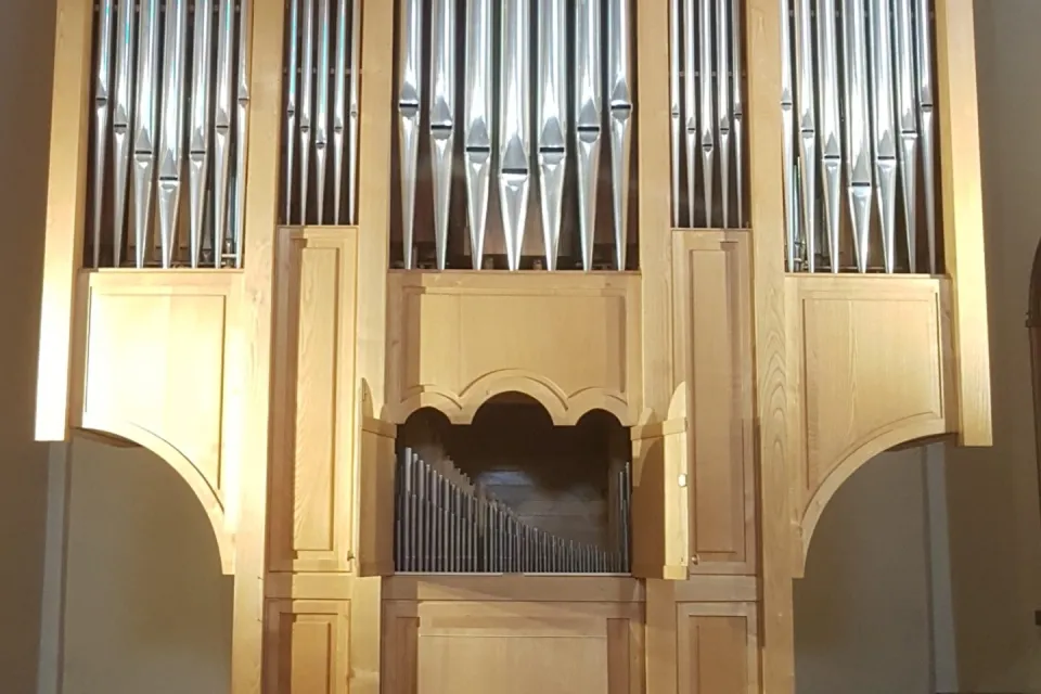 L'orgue Pierre Saby dans le transept de l'église Saint-Étienne
